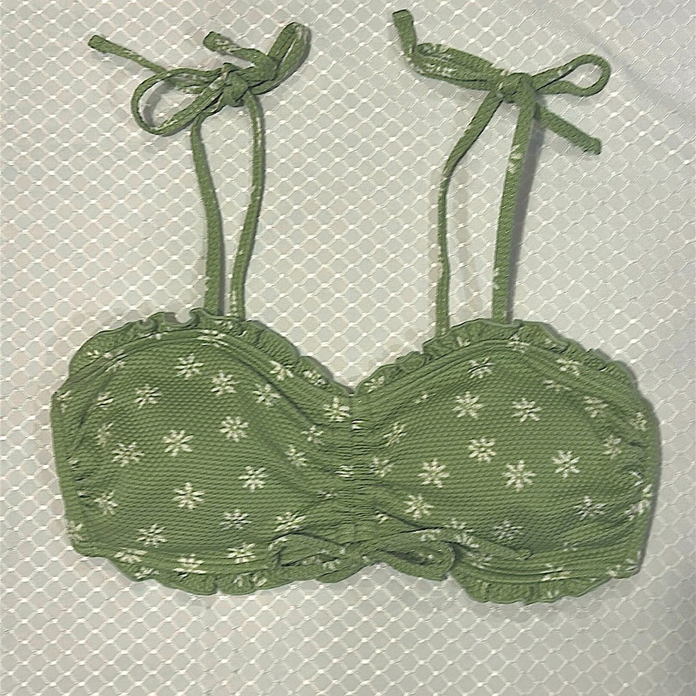 NEW Green daisy bikini top, textured fabric, ties are adjustable, removable pads
